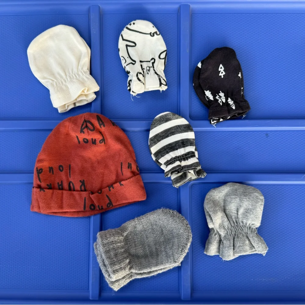 Big bundle of newborn baby socks, mittens, caps, beanies - Picture 7 of 10